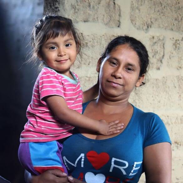 Mamá cargando a su hija