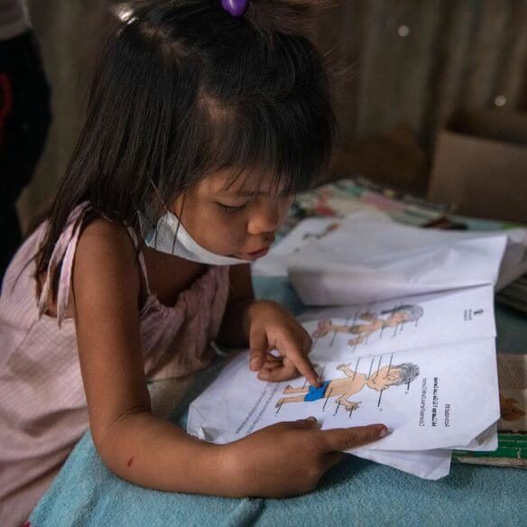Niña dibujando