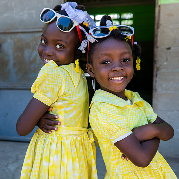Dos niñas con vestido amarillo