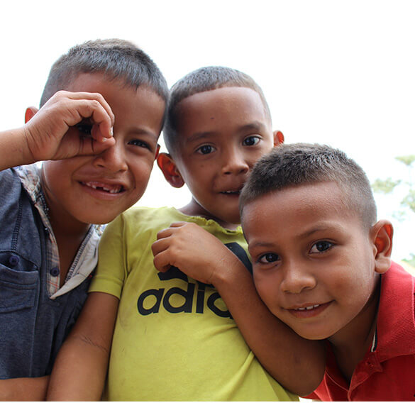 Foto de niños mirando